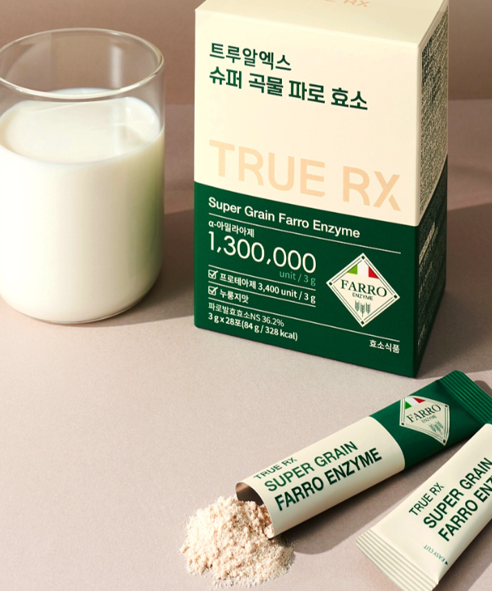 TRUE RX Super Grain Farro Enzyme 28 Packets, pack et bâtonnets à côté d’un verre de lait, marque TRUE RX, sur fond clair.