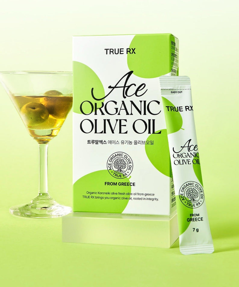 TRUE RX Ace Organic Live Oil exposé avec cocktail et olives, produit d'origine grecque en emballage moderne.
