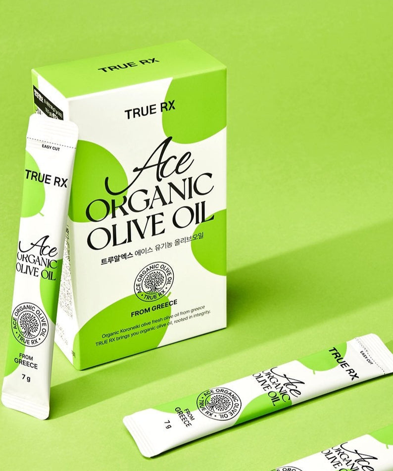 Boîte et sachets de TRUE RX Ace Organic Live Oil sur fond vert vif.