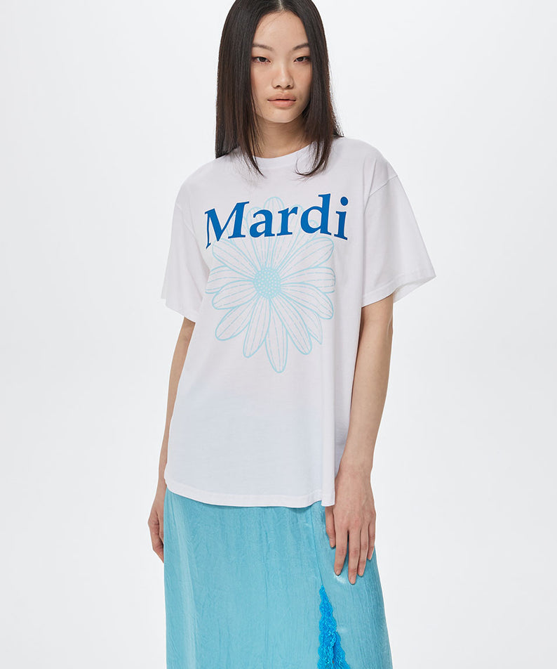 TSHIRT FLOWERMARDI DUO_WHITE BLUE Mardi Mercredi : t-shirt blanc bleu à motif floral, look chic décontracté, studio fond clair.