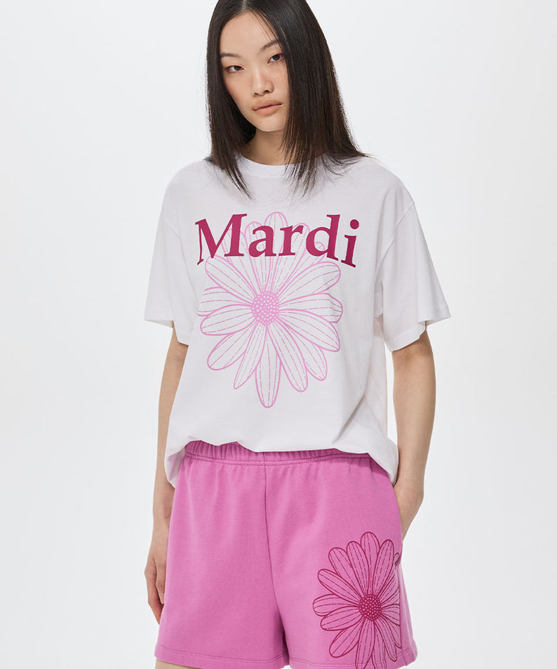 TSHIRT FLOWERMARDI DUO_WHITE MAGENTA Mardi Mercredi, t-shirt blanc à fleurs magenta, modèle en tenue décontractée studio