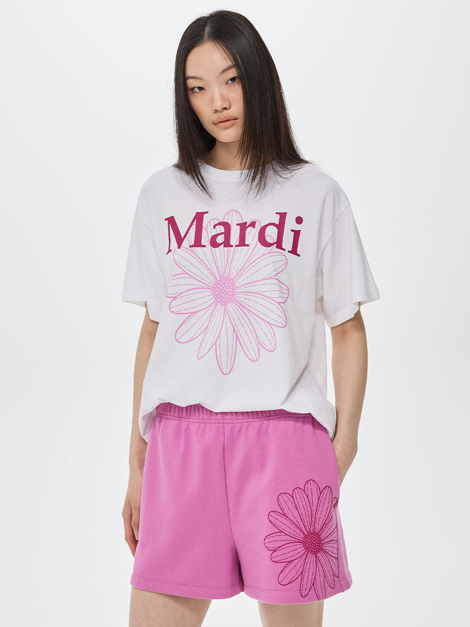 TSHIRT FLOWERMARDI DUO_WHITE MAGENTA Mardi Mercredi, t-shirt blanc à fleurs magenta, modèle en tenue décontractée studio