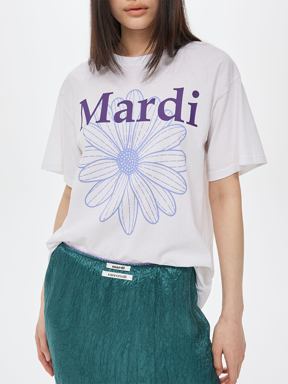 TSHIRT FLOWERMARDI DUO_WHITE PURPLE, t-shirt Mardi Mercredi blanc imprimé fleur bleue et violette, look chic décontracté.