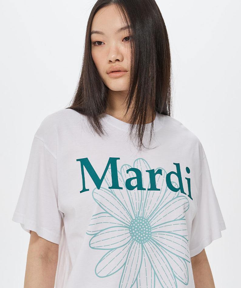 TSHIRT FLOWERMARDI DUO_WHITE SAGEGREEN, T-shirt Mardi Mercredi coréen chic avec motif “Mardi” blanc et vert sur modèle