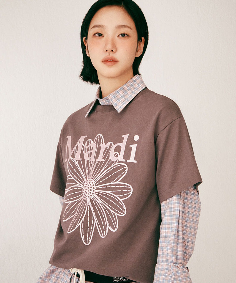 TSHIRT FLOWERMARDI NEEDLEWORK_CHARCOAL PINK Mardi Mercredi : t-shirt charcoal à fleur brodée rose, tenue chic décontractée
