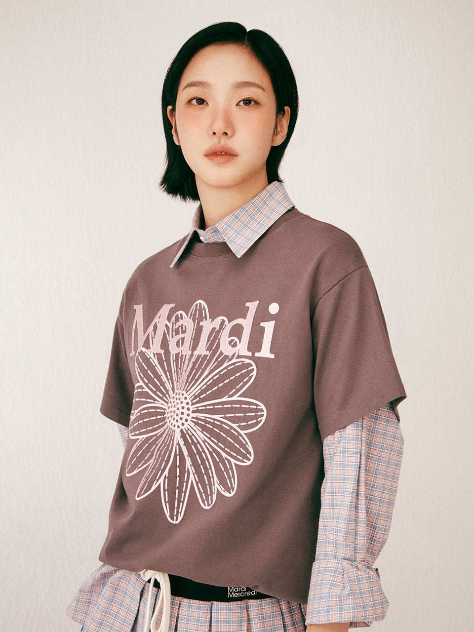 TSHIRT FLOWERMARDI NEEDLEWORK_CHARCOAL PINK Mardi Mercredi : t-shirt charcoal à fleur brodée rose, tenue chic décontractée
