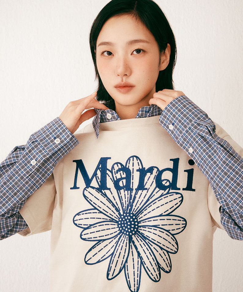 TSHIRT FLOWERMARDI NEEDLEWORK_LIGHTBEIGE BLUE Mardi Mercredi, t-shirt beige clair au motif floral brodé, modèle portant le vêtement