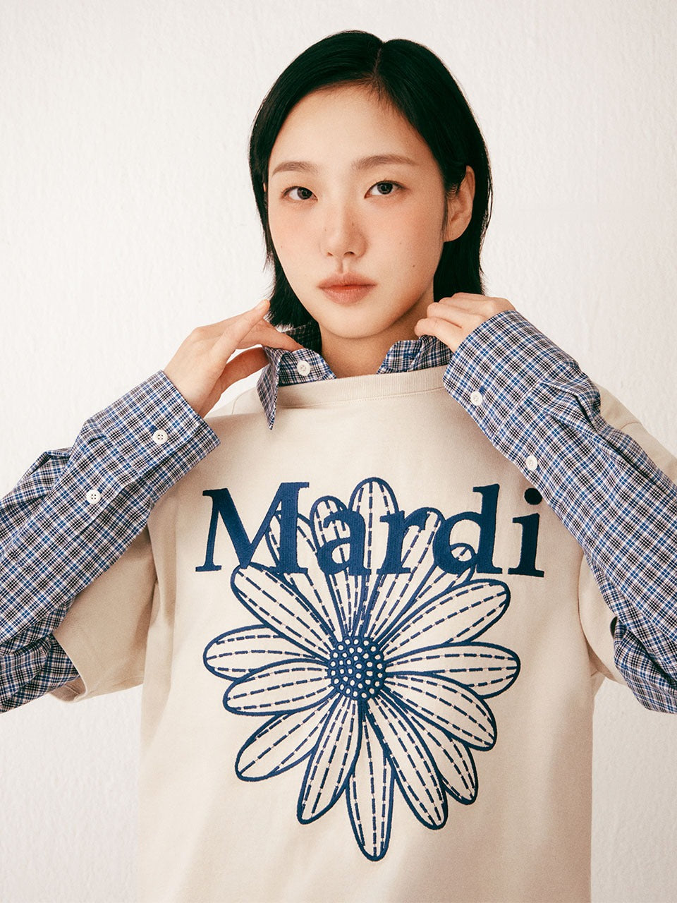 TSHIRT FLOWERMARDI NEEDLEWORK_LIGHTBEIGE BLUE Mardi Mercredi, t-shirt beige clair au motif floral brodé, modèle portant le vêtement