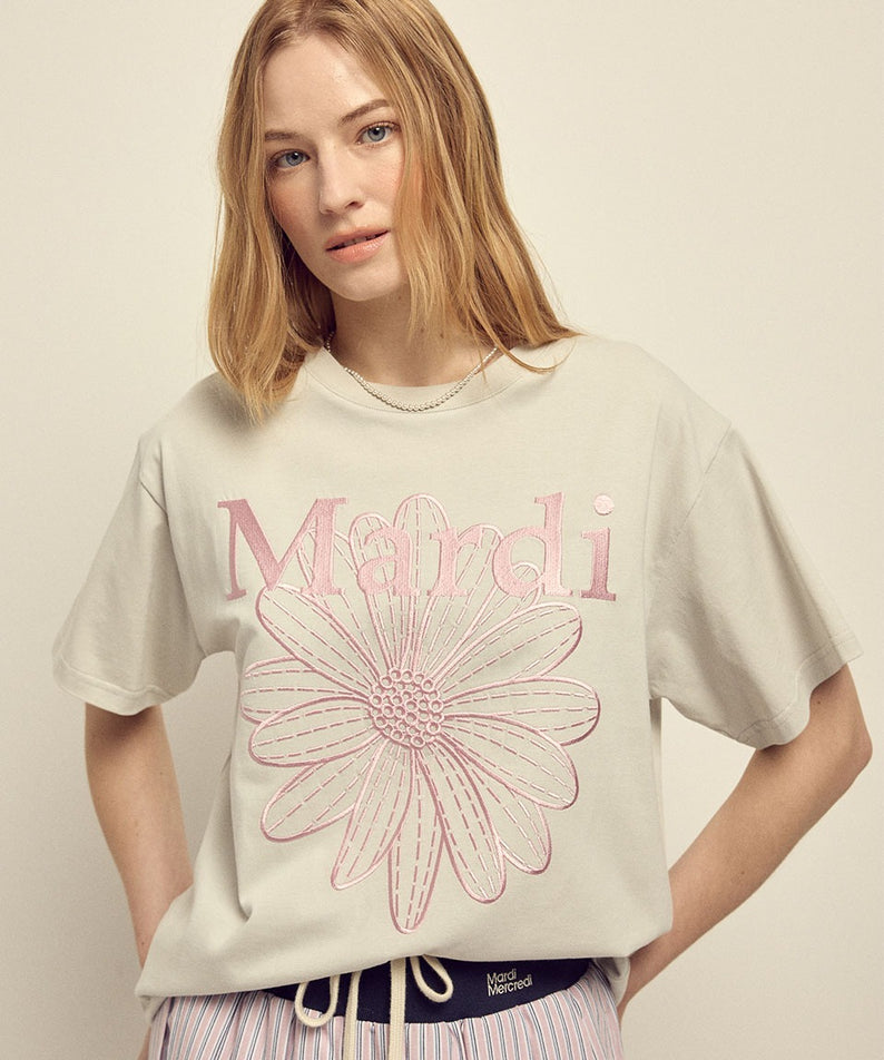 TSHIRT FLOWERMARDI NEEDLEWORK_LIGHTGREY PINK : t-shirt Mardi Mercredi officiel, motif fleur rose sur fond gris clair, look chic