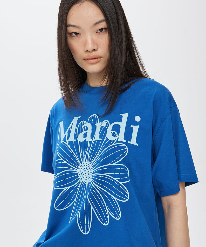 TSHIRT FLOWERMARDI_BLUE SKY Mardi Mercredi, t-shirt bleu fleuri chic porté sur modèle, style décontracté coréen