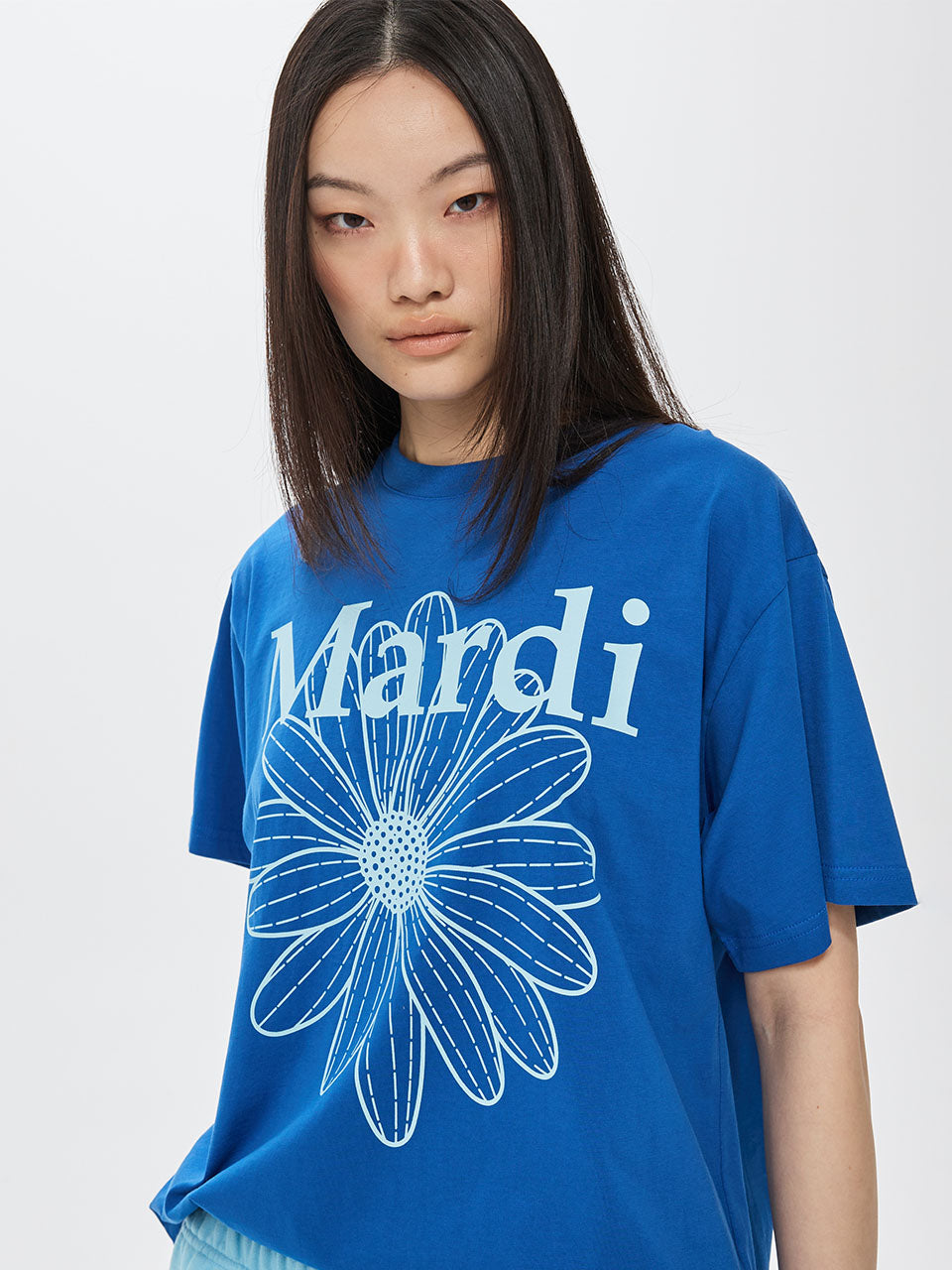TSHIRT FLOWERMARDI_BLUE SKY Mardi Mercredi, t-shirt bleu fleuri chic porté sur modèle, style décontracté coréen