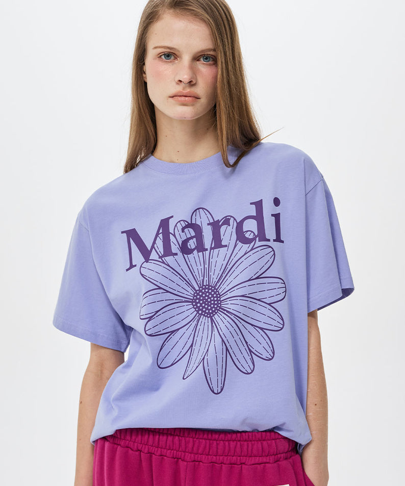 TSHIRT FLOWERMARDI_LAVENDER PURPLE Mardi Mercredi : t-shirt violet lavande chic, modèle en studio avec motif fleur.