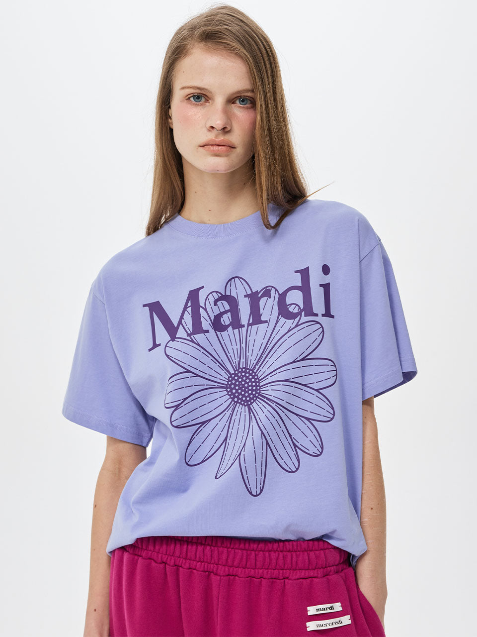 TSHIRT FLOWERMARDI_LAVENDER PURPLE Mardi Mercredi : t-shirt violet lavande chic, modèle en studio avec motif fleur.