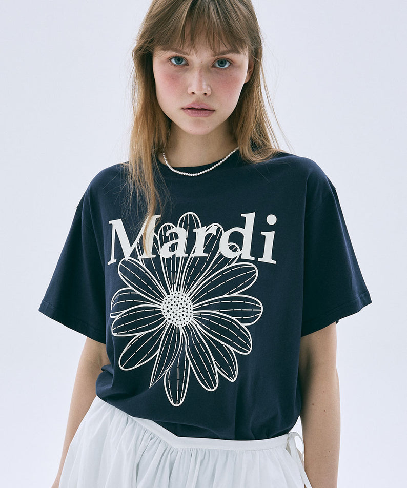 TSHIRT FLOWERMARDI_NAVY IVORY Mardi Mercredi : t-shirt marine avec motif Mardi, style chic coréen, modèle en studio