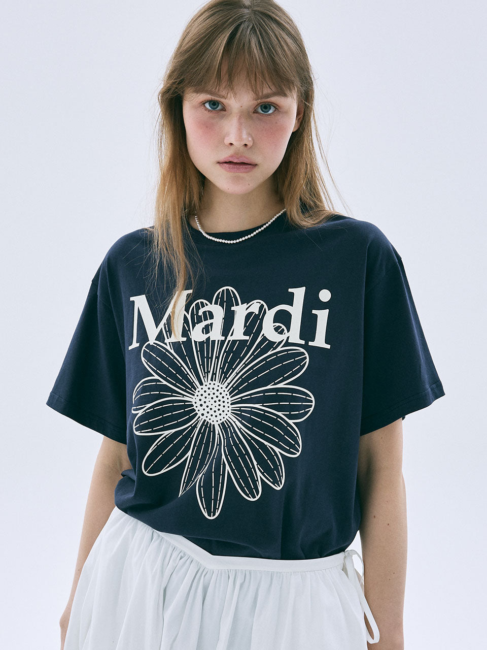 TSHIRT FLOWERMARDI_NAVY IVORY Mardi Mercredi : t-shirt marine avec motif Mardi, style chic coréen, modèle en studio