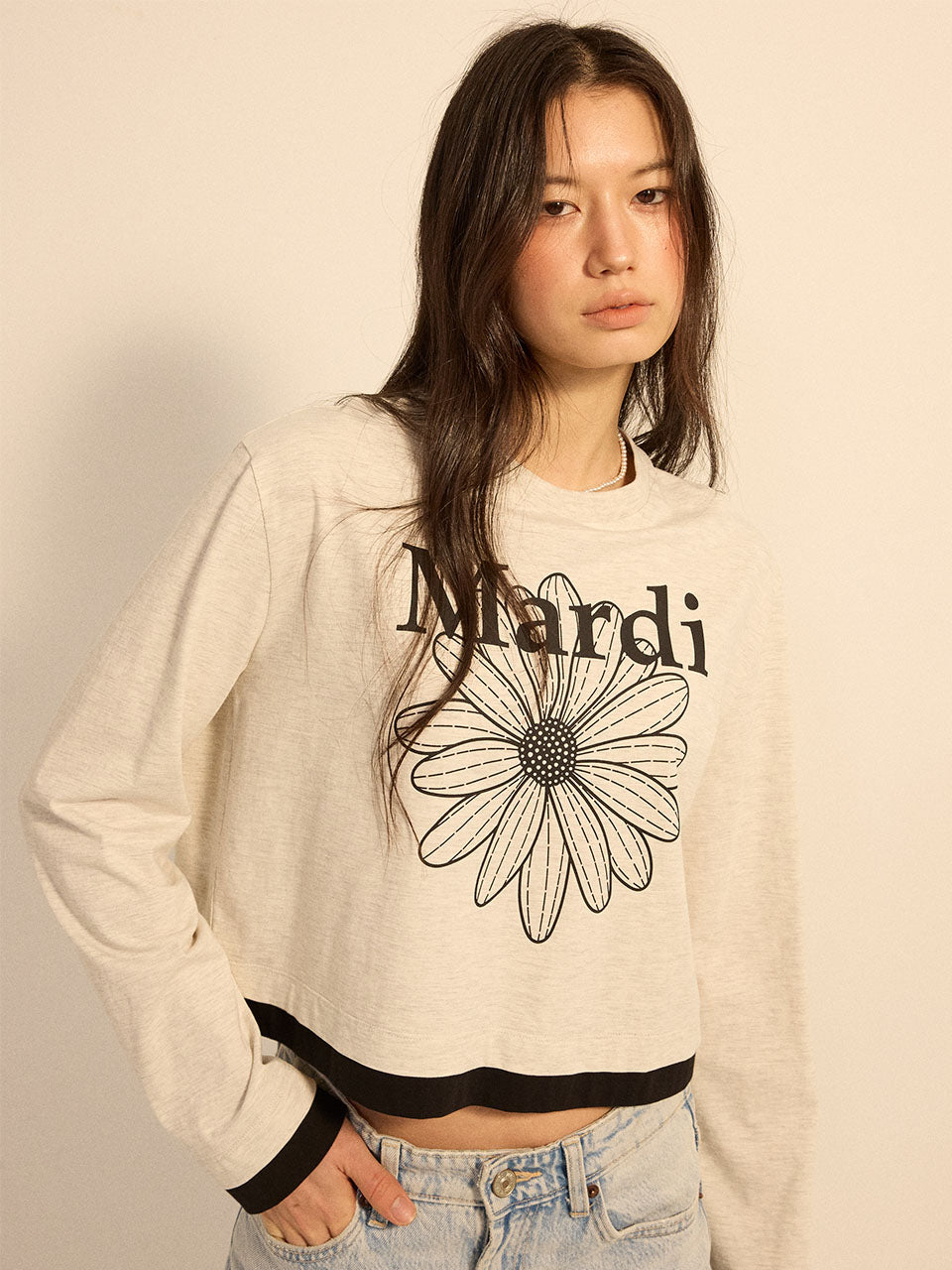 TSHIRT LONG SLEEVE FLOWERMARDI LAYERED DETAIL_OATMEAL BLACK Mardi Mercredi : t-shirt manches longues crème avec motif fleur superposé.