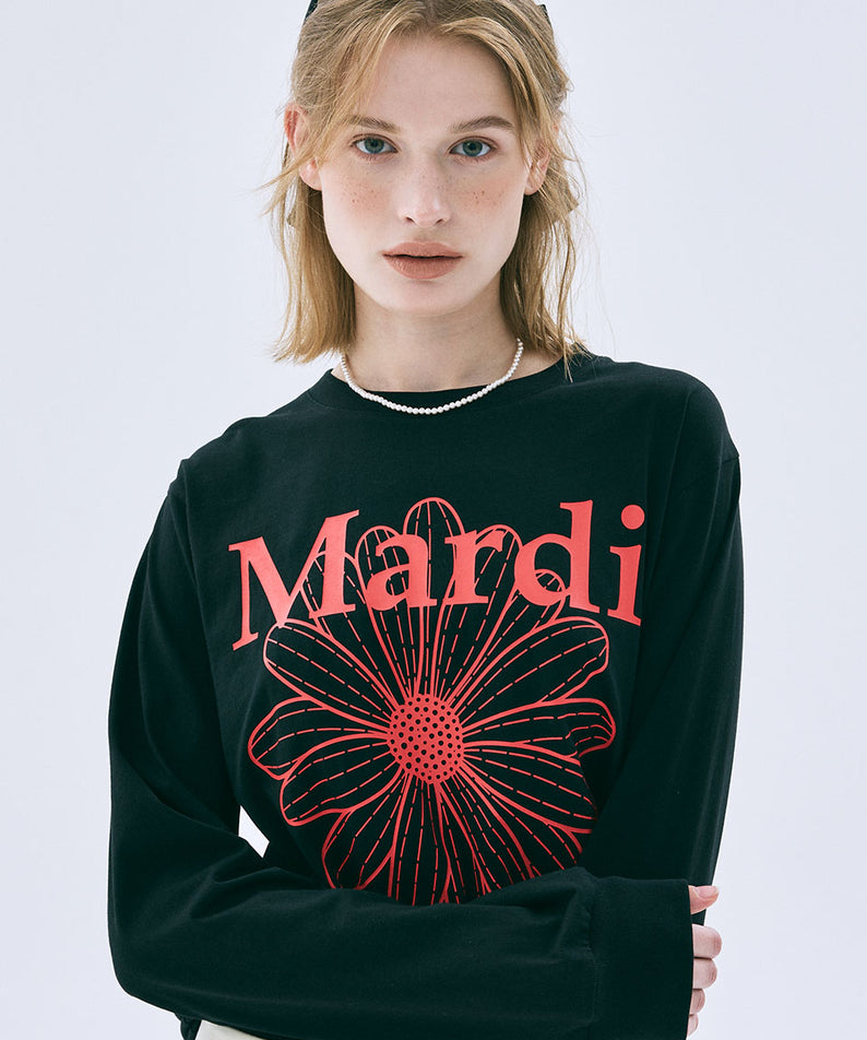 TSHIRT LONG SLEEVE FLOWERMARDI_BLACK RED Mardi Mercredi, t-shirt noir à fleur rouge, modèle mi-saison sur fond clair