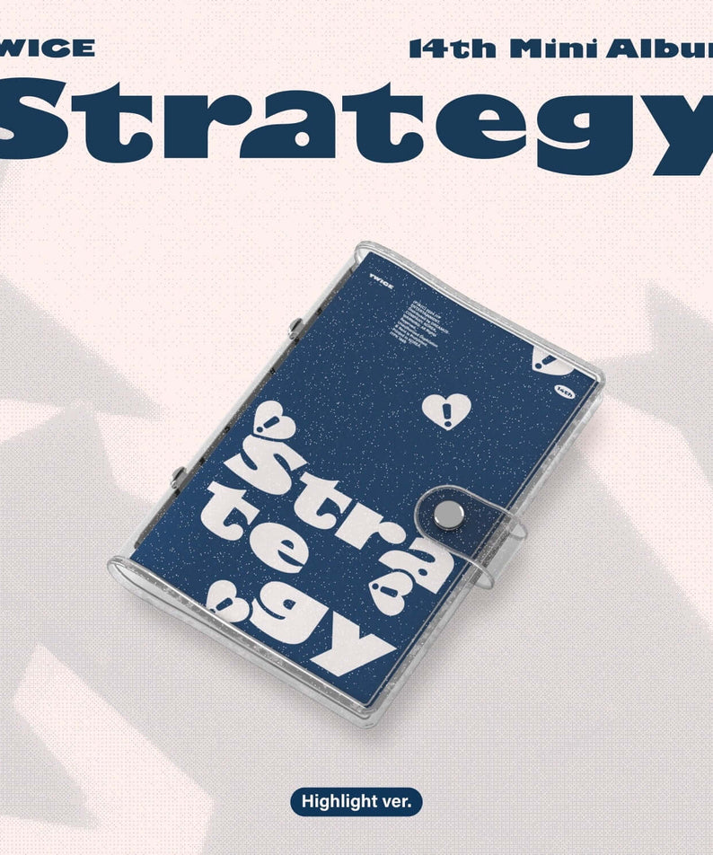 TWICE - 14th Mini Album [STRATEGY] (Highlight ver.) - Album Kpop, jaquette bleu et carnet, mise en scène studio.