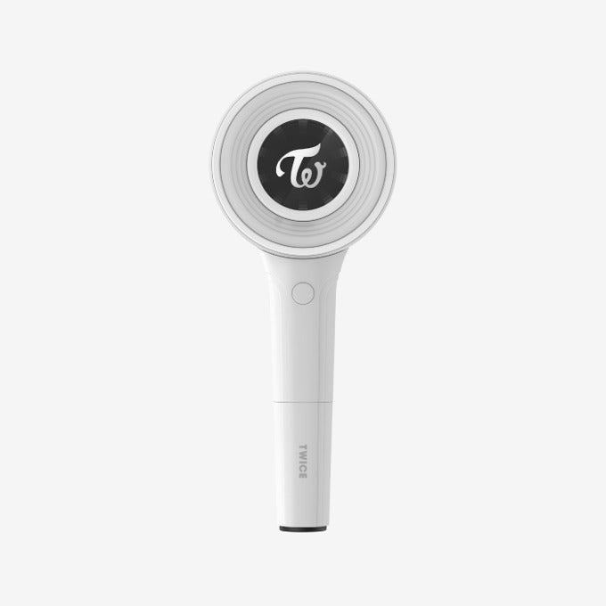TWICE Official Light Stick (CANDYBONG) — lumière et logo TWICE sur support blanc, objet officiel de la marque en studio.