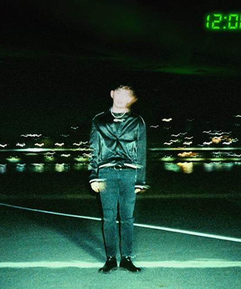 TWLV - [Neo Seoul] - Album Kpop : cover photo, artiste en tenue sombre, décor néon vert, ambiance nuit urbaine de TWLV