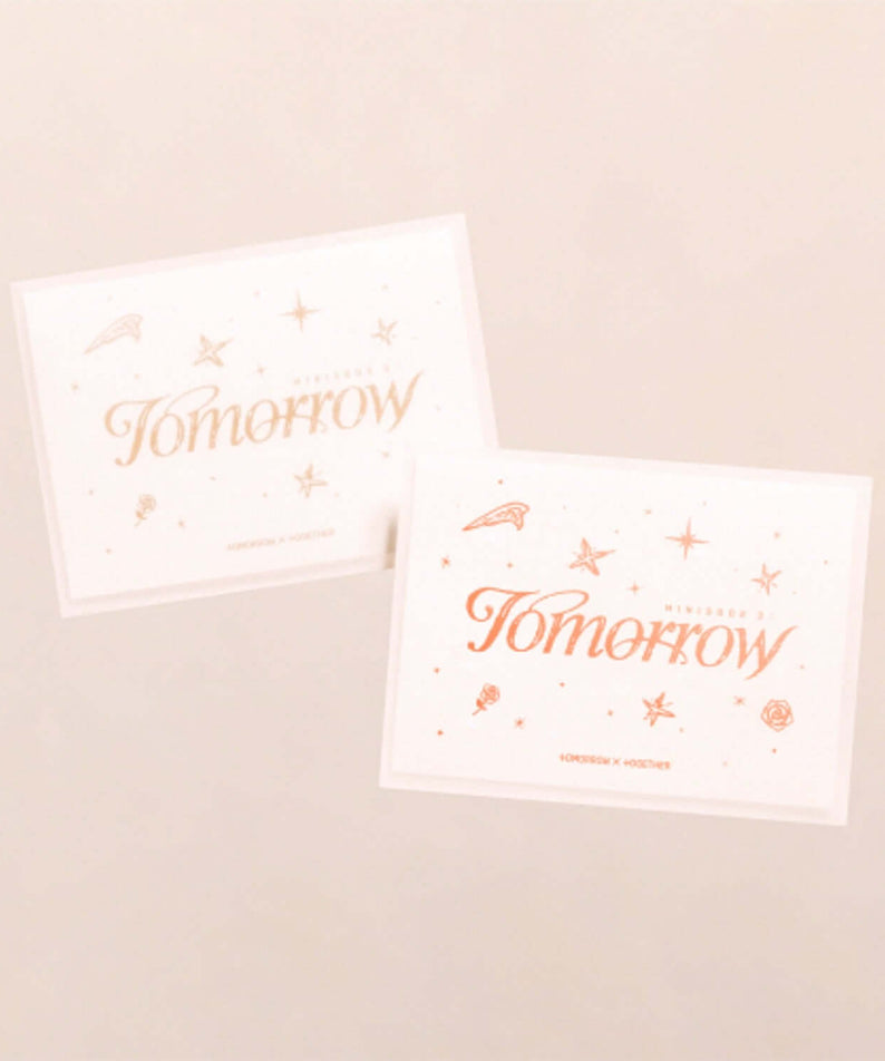 TXT - [minisode 3 TOMORROW] (Weverse Albums ver.) (Random 1 of 2) - Album Kpop, pochette avec texte “Tomorrow” en rose clair.