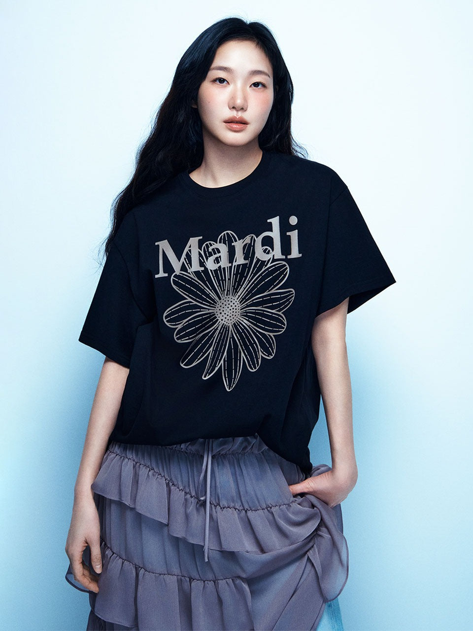 UNISEX TSHIRT FLOWERMARDI_BLACK TAUPE Mardi Mercredi, t-shirt noir chic, motif “Mardi” et fleur, modèle unisexe fond clair