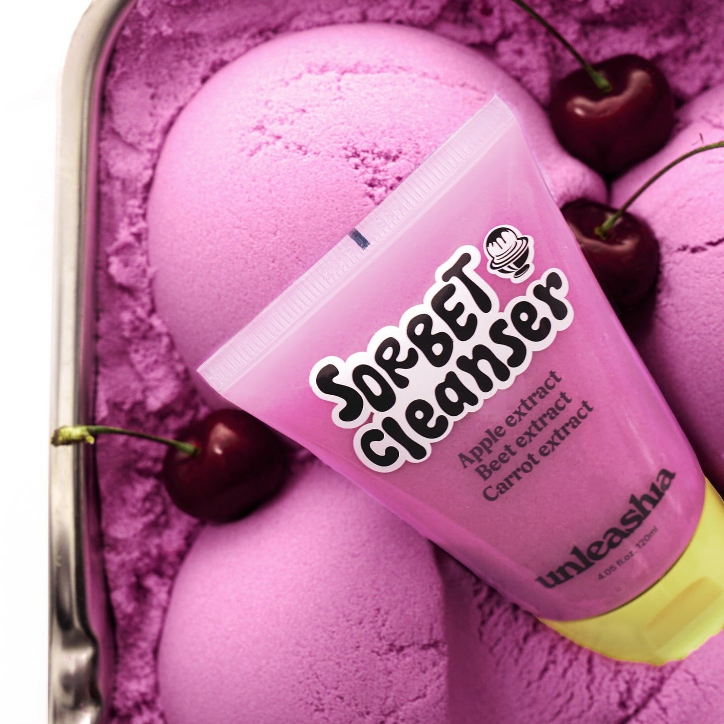 UNLEASHIA ABC Sorbat Facial Cleanser 120ml, flacon rose sur fond violet avec éléments de pomme et cœurs, marque UNLEASHIA