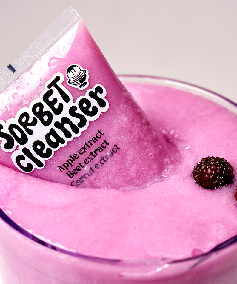 UNLEASHIA ABC Sorbat Facial Cleanser 120ml : gel moussant rose avec sachet et brins de baies, visuel cosmétique.