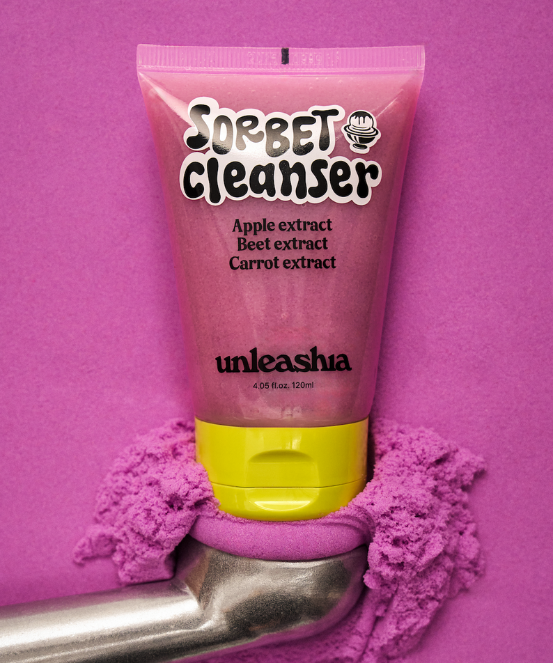 UNLEASHIA ABC Sorbat Facial Cleanser 120ml, tube rose sur fond violet, marque UNLEASHIA visible, produit soin visage