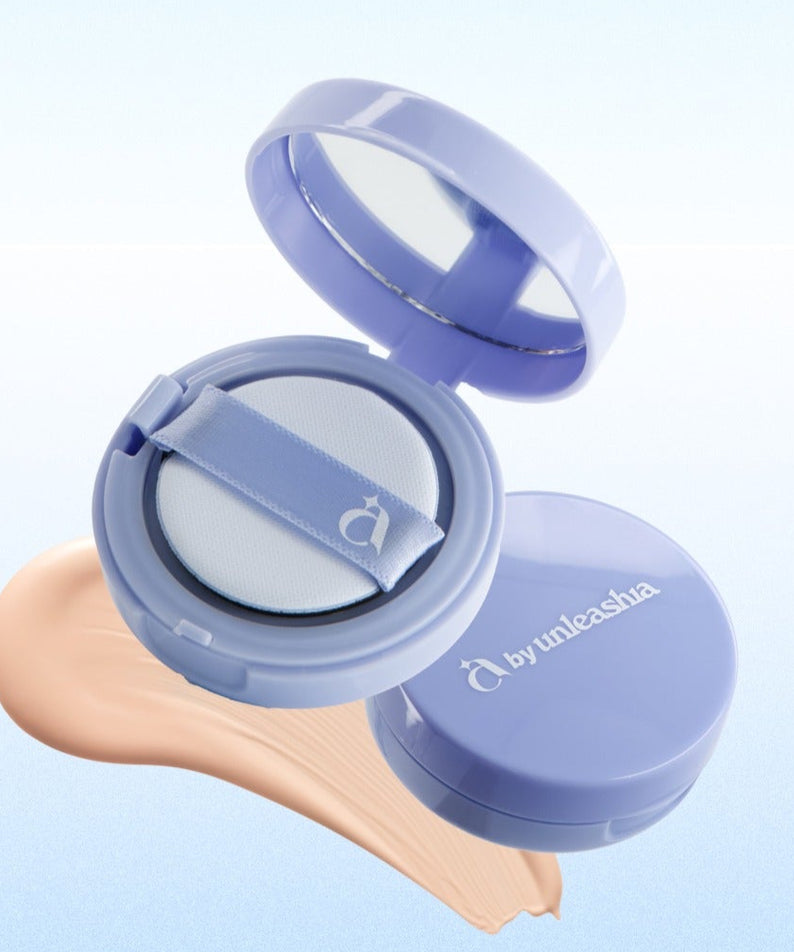 UNLEASHIA Be Be Blue Cushion de la marque Unleashia, étui bleu ouvert sur peau, fond clair, maquillage teint.