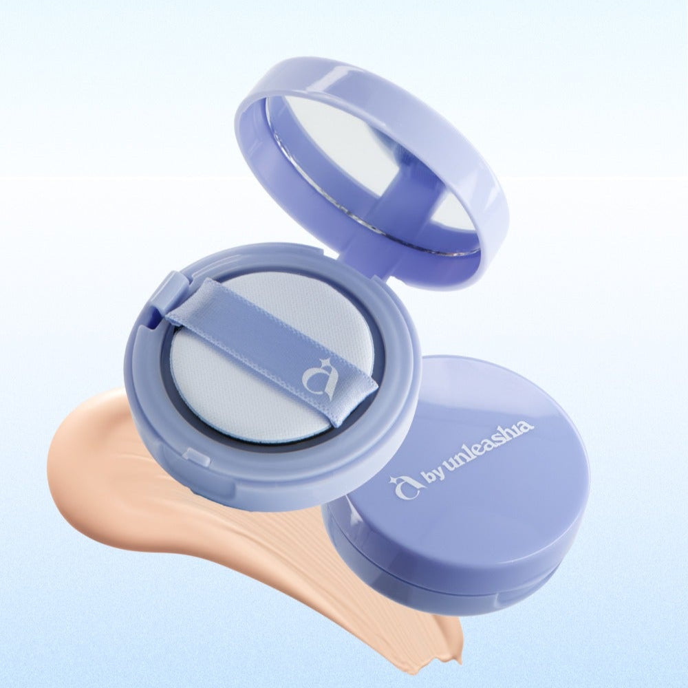 UNLEASHIA Be Be Blue Cushion de la marque Unleashia, étui bleu ouvert sur peau, fond clair, maquillage teint.