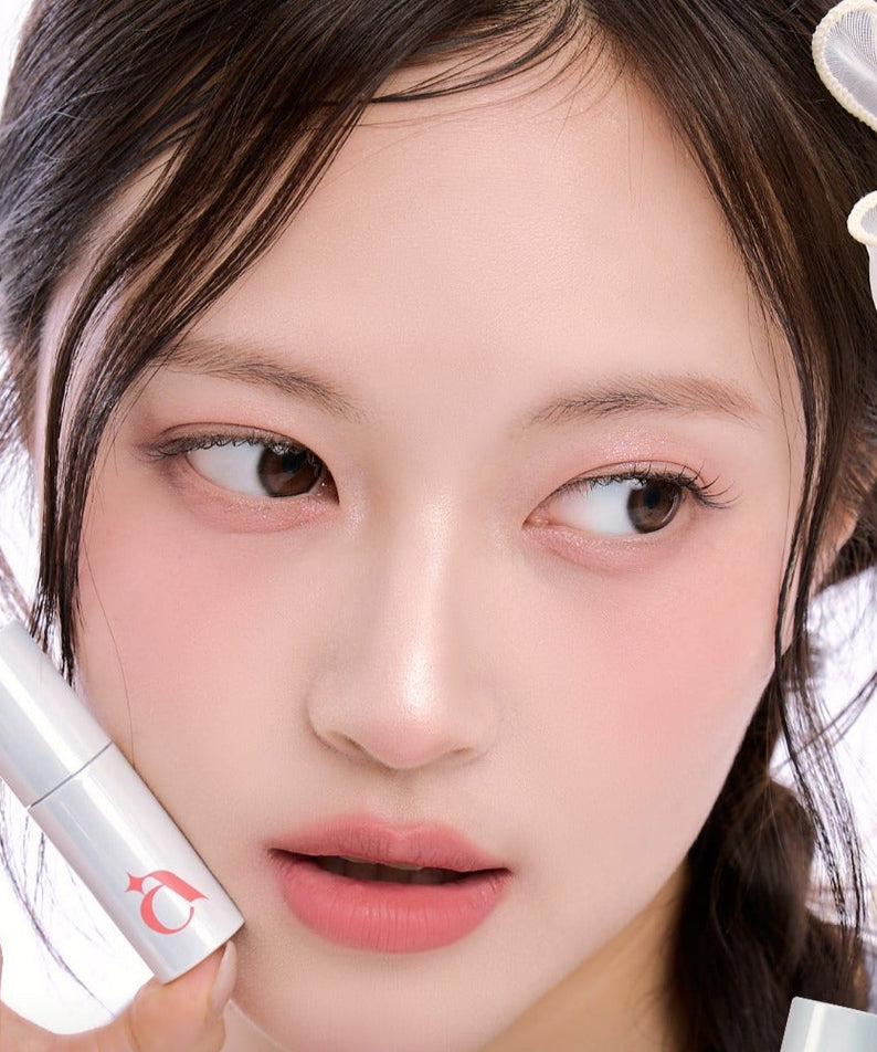 UNLEASHIA Clound Kiss Velvet Tint de la marque UNLEASHIA, maquillage lèvres rosées sur visage en gros plan, fond clair.