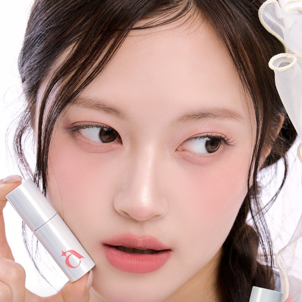 UNLEASHIA Clound Kiss Velvet Tint de la marque UNLEASHIA, maquillage lèvres rosées sur visage en gros plan, fond clair.