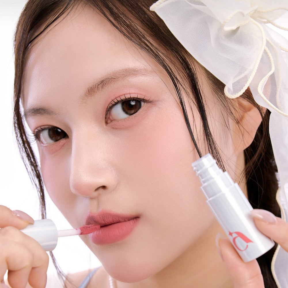 UNLEASHIA Clound Kiss Velvet Tint de la marque UNLEASHIA, sur lèvres en maquillage avec gloss et application beauté