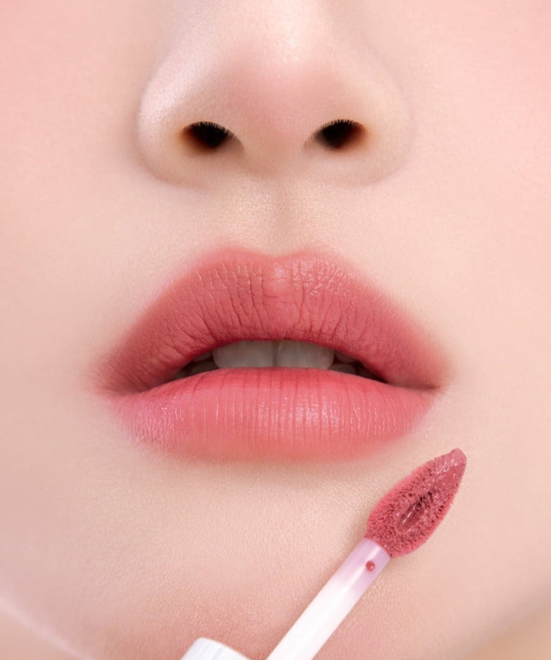 UNLEASHIA Clound Kiss Velvet Tint sur lèvres roses, gros plan maquillage, marque UNLEASHIA, contexte beauté, photo studio.