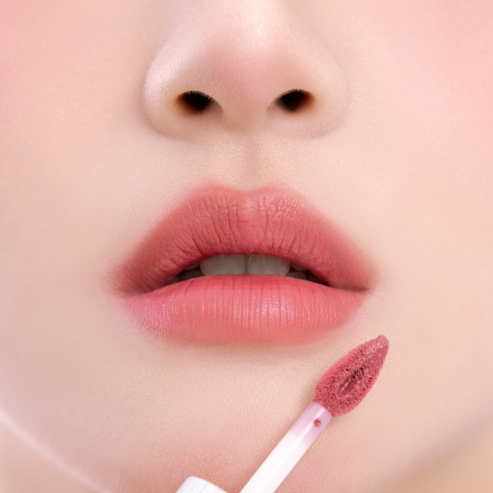 UNLEASHIA Clound Kiss Velvet Tint sur lèvres roses, gros plan maquillage, marque UNLEASHIA, contexte beauté, photo studio.