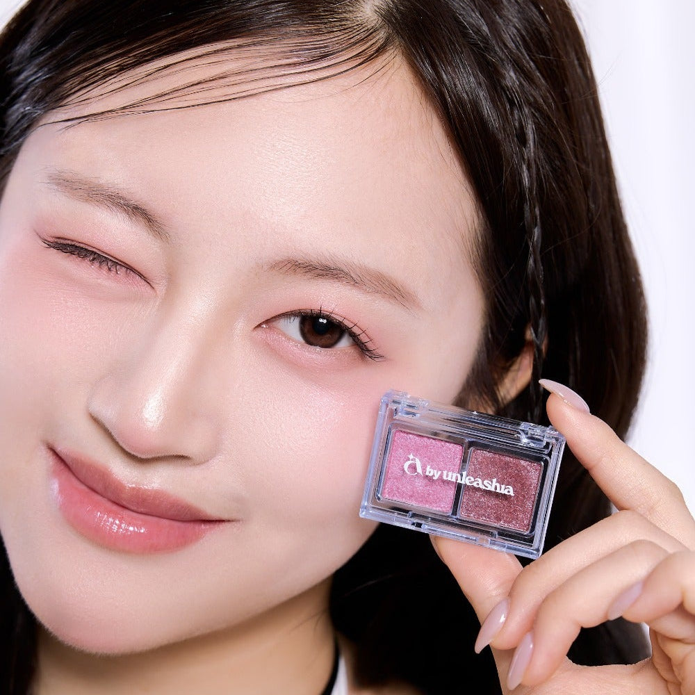 Portrait maquillage avec la UNLEASHIA Cotton Candy Face Palette, marque UNLEASHIA, palette au rose/violacé sur le visage.