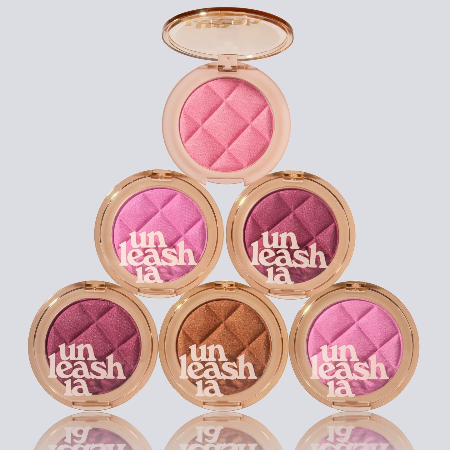Décris l'image en français : UNLEASHIA Dough Dough Waffle Blush de la marque, palette de blushs roses en fond gris.