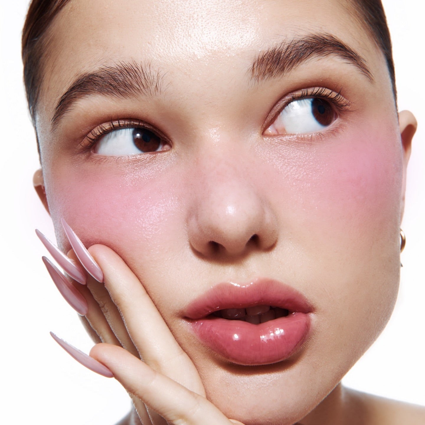 Portrait maquillage: UNLEASHIA Dough Dough Waffle Blush, marque UNLEASHIA, blush rose sur peau claire, gros plan visage