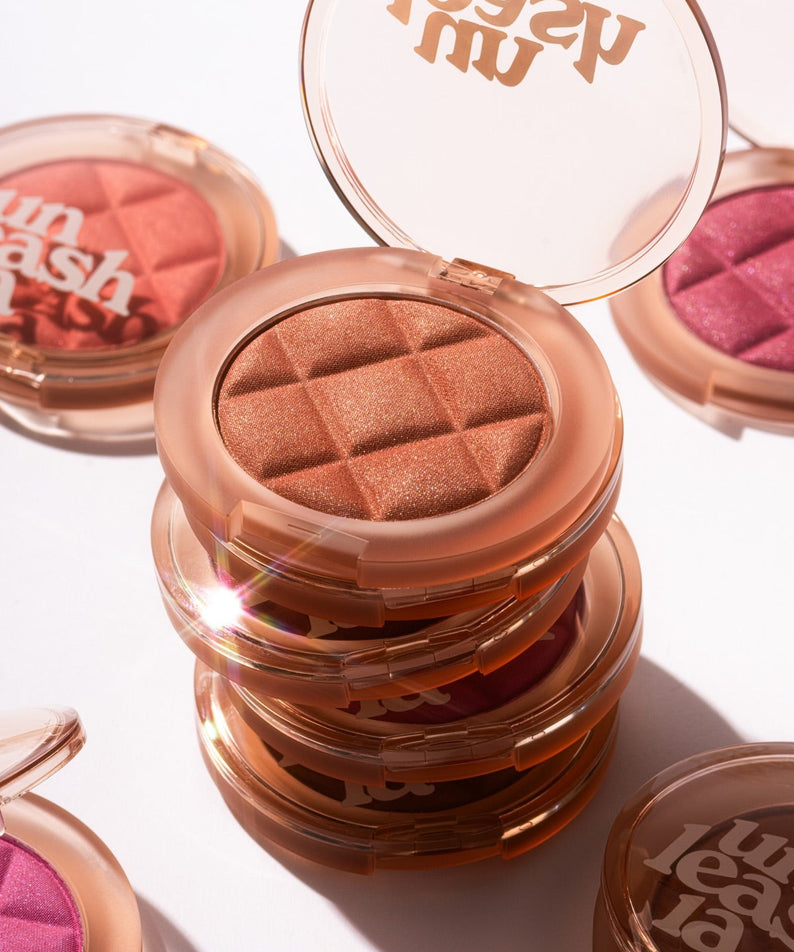 UNLEASHIA Dough Dough Waffle Blush : maquillage blush scintillant rose, pack doré, vue produit sur fond clair