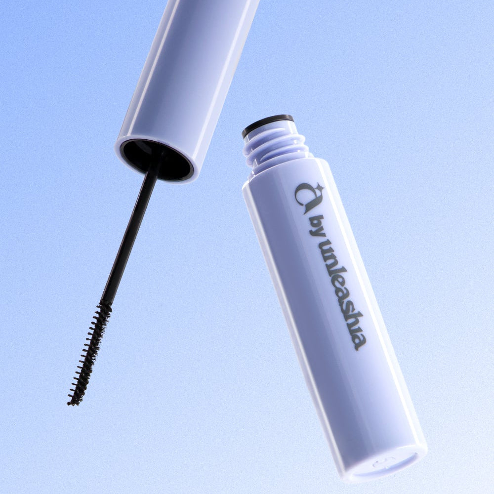 UNLEASHIA Lift Lock Fixing Mascara 3.7g, tube bleu et brosse ouverte sur fond bleu, vue produit marque