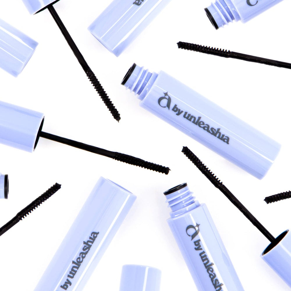 UNLEASHIA Lift Lock Fixing Mascara 3.7g de marque UNLEASHIA, brosses et tubes noirs sur fond blanc, vue produit.