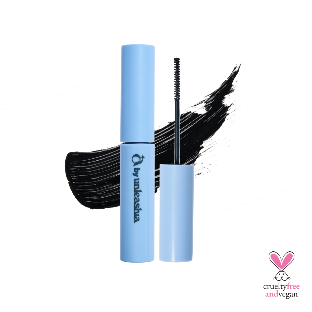 Décris l'image en français : UNLEASHIA Lift Lock Fixing Mascara 3.7g de la marque, cils noirs sur fond clair.