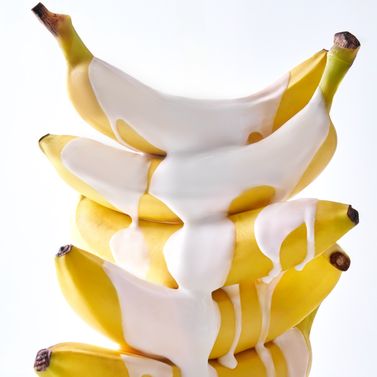 UNLEASHIA Niacinamide Banana Sun Serum 40ml : flacon cosmétique présenté avec bananes, fond clair, style photo produit marque.