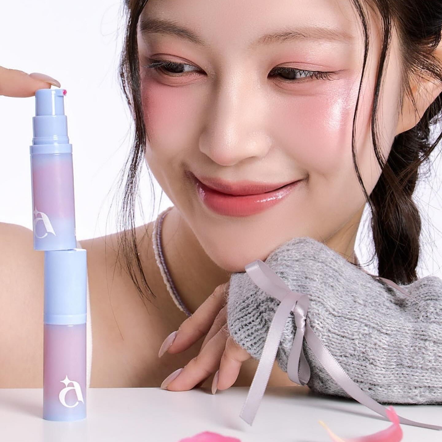 UNLEASHIA Power Tinted Drop Gelling Cheek, peau avec blush rosé, produit de la marque sur fond clair, visage maquillé