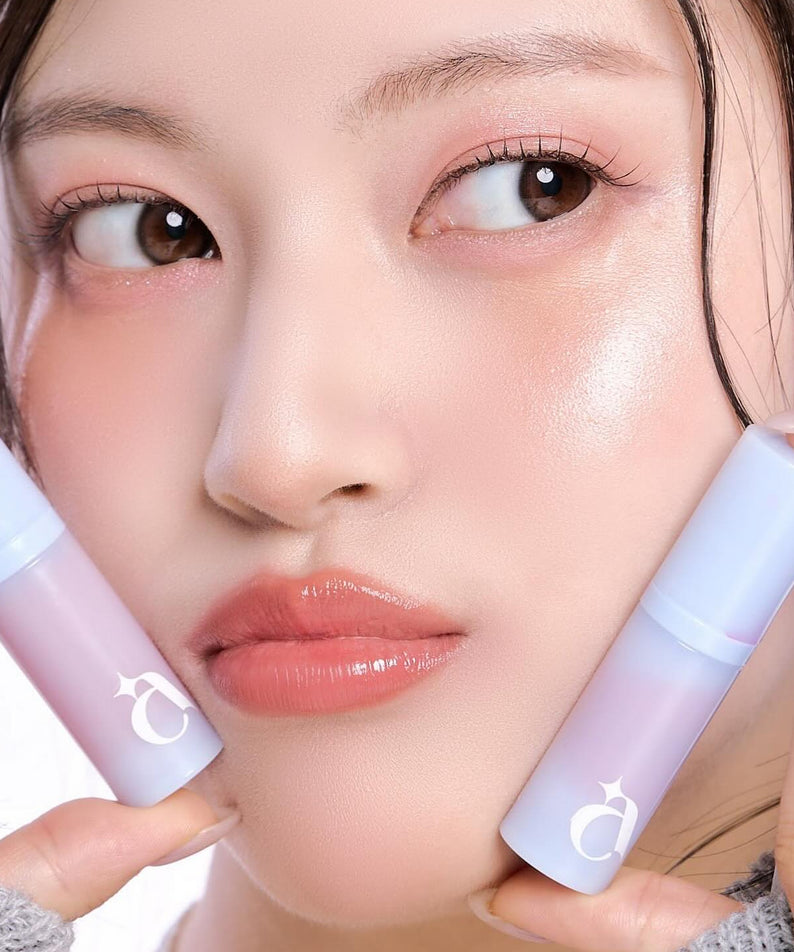 UNLEASHIA Power Tinted Drop Gelling Cheek de la marque UNLEASHIA, maquillage joues rosées sur fond clair, produit en main.