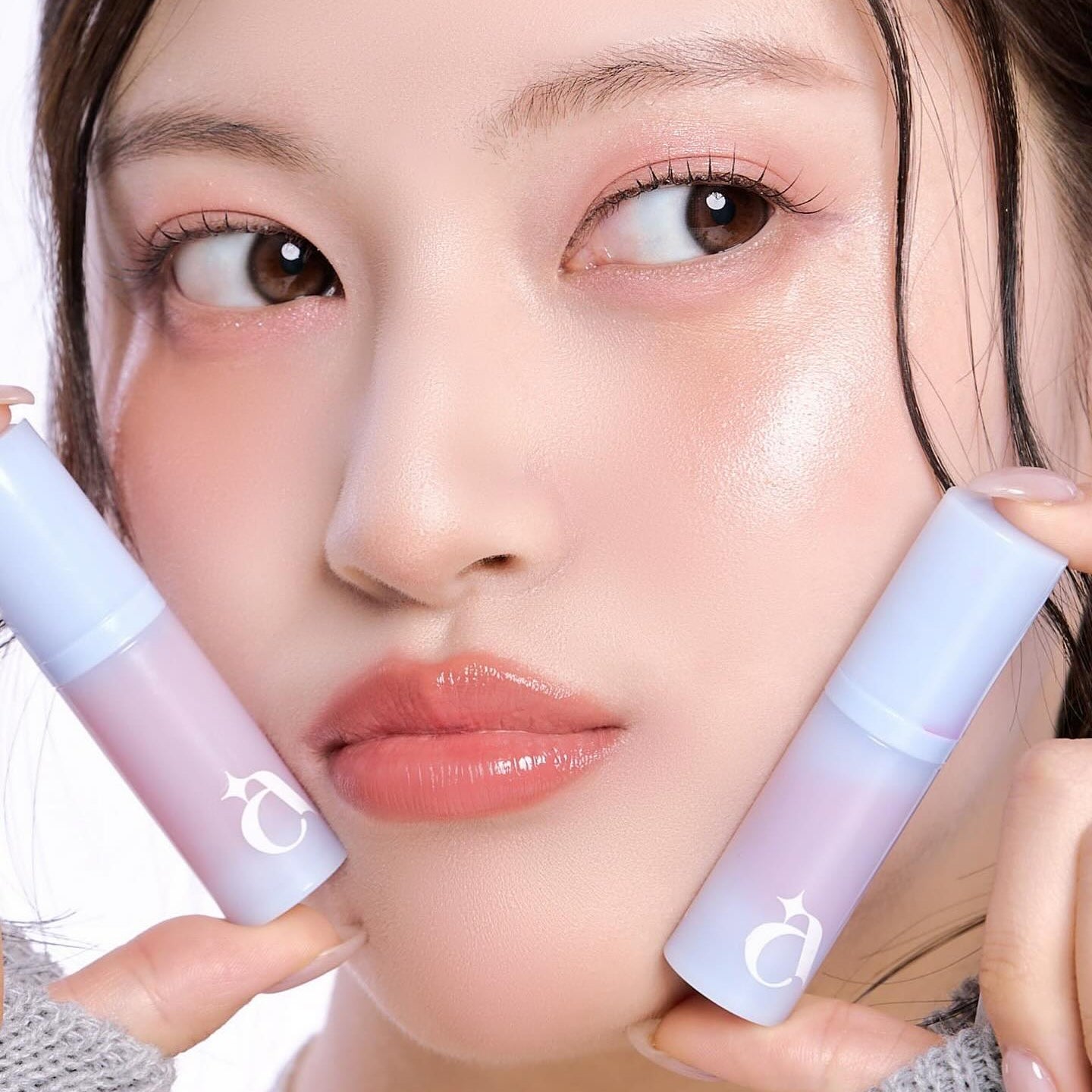 UNLEASHIA Power Tinted Drop Gelling Cheek de la marque UNLEASHIA, maquillage joues rosées sur fond clair, produit en main.