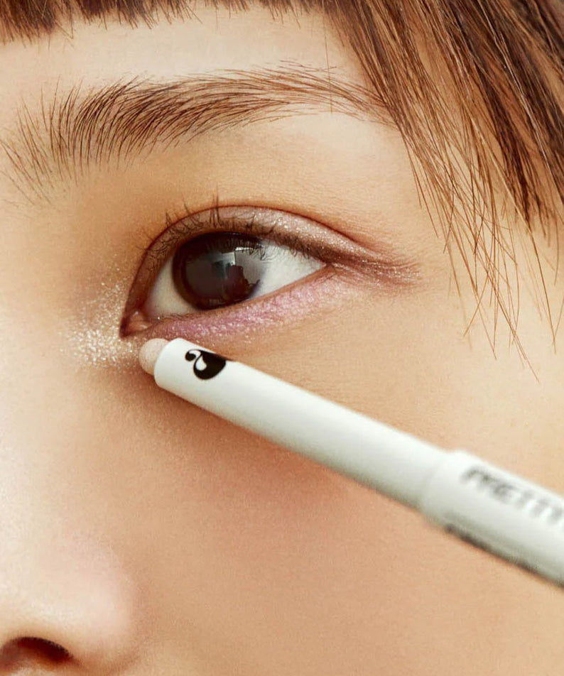 Application du UNLEASHIA Pretty Easy Glitter Stick sur les yeux pour un effet scintillant élégant.