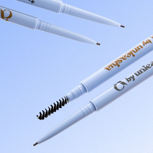 UNLEASHIA Real Fine 1mm Eyebrow Pencil de la marque, gros plan sur l’applicateur, fond bleu clair.