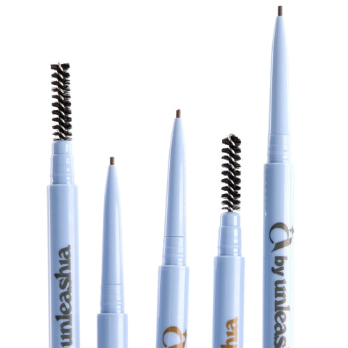 UNLEASHIA Real Fine 1mm Eyebrow Pencil : crayons à sourcils bleu avec brosse, sur fond blanc.